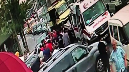 Avcılar’da kaldırıma çıkan araç park halindeki otomobile böyle çarptı