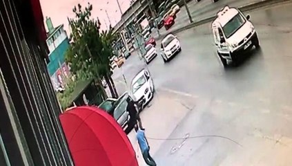 Kaldırıma çıkan sürücü park halindeki otomobile çarptı