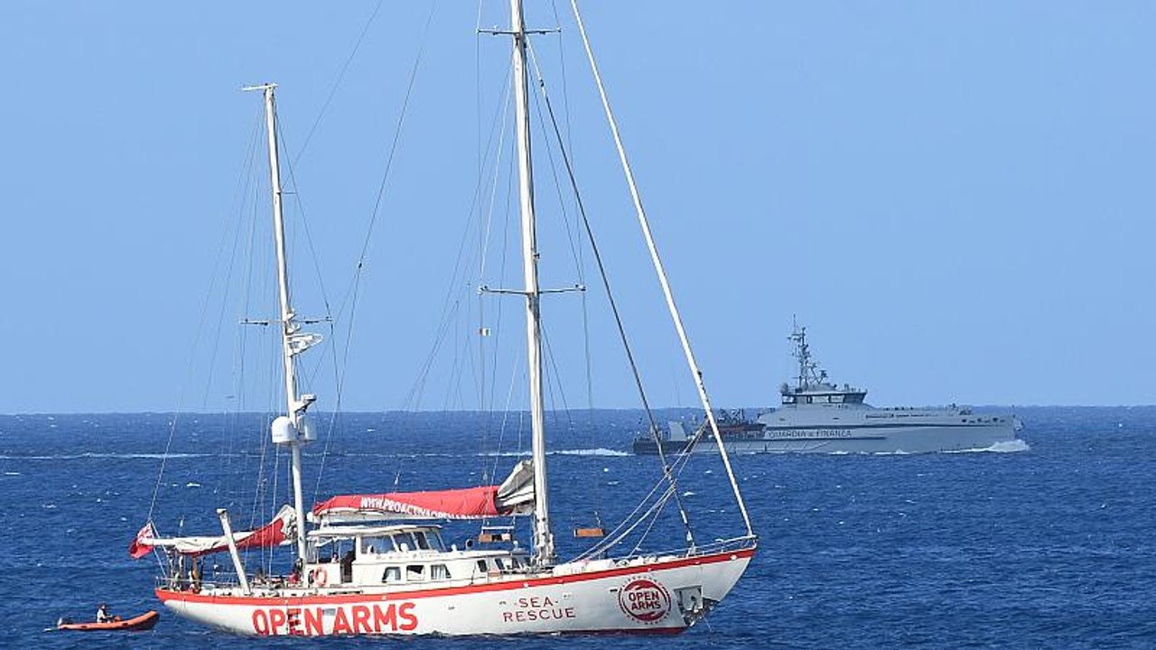 Open arms: 9 migranten dürfen an land. schiff ist noch ohne hafen