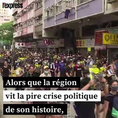 Le "Spider-Man" français déploie une banderole pour la paix à Hong Kong