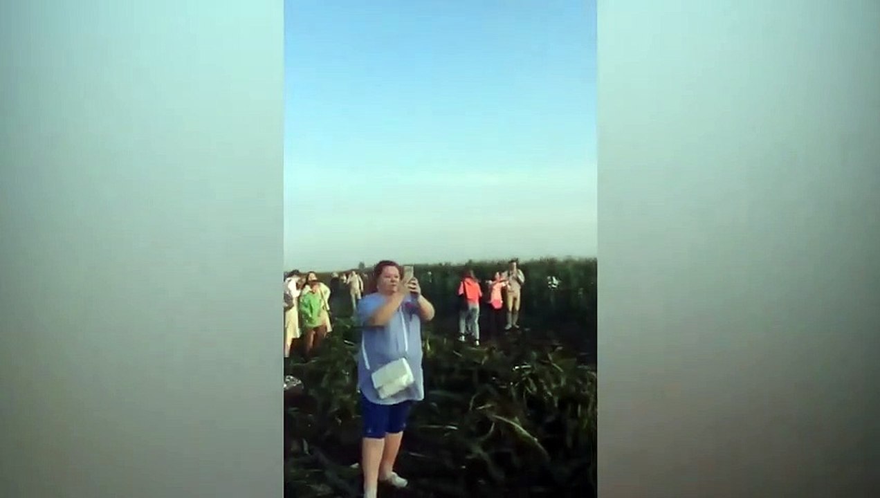 Máy bay Nga hạ cánh khẩn bằng bụng xuống đồng ngô | Russian aircraft landed abruptly on the cornfield