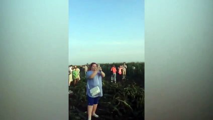 Máy bay Nga hạ cánh khẩn bằng bụng xuống đồng ngô | Russian aircraft landed abruptly on the cornfield