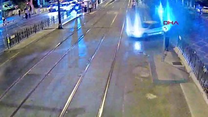 - FATİH'TE TRAMVAY YOLUNDAKİ FECİ KAZA KAMERADA