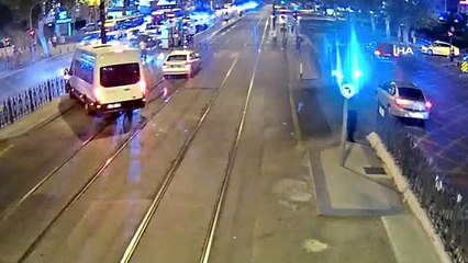 Tramvay yolunda meydana gelen kaza kamerada