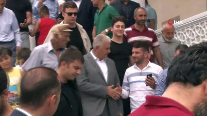 Binali Yıldırım, cuma namazını Kartal’da kıldı