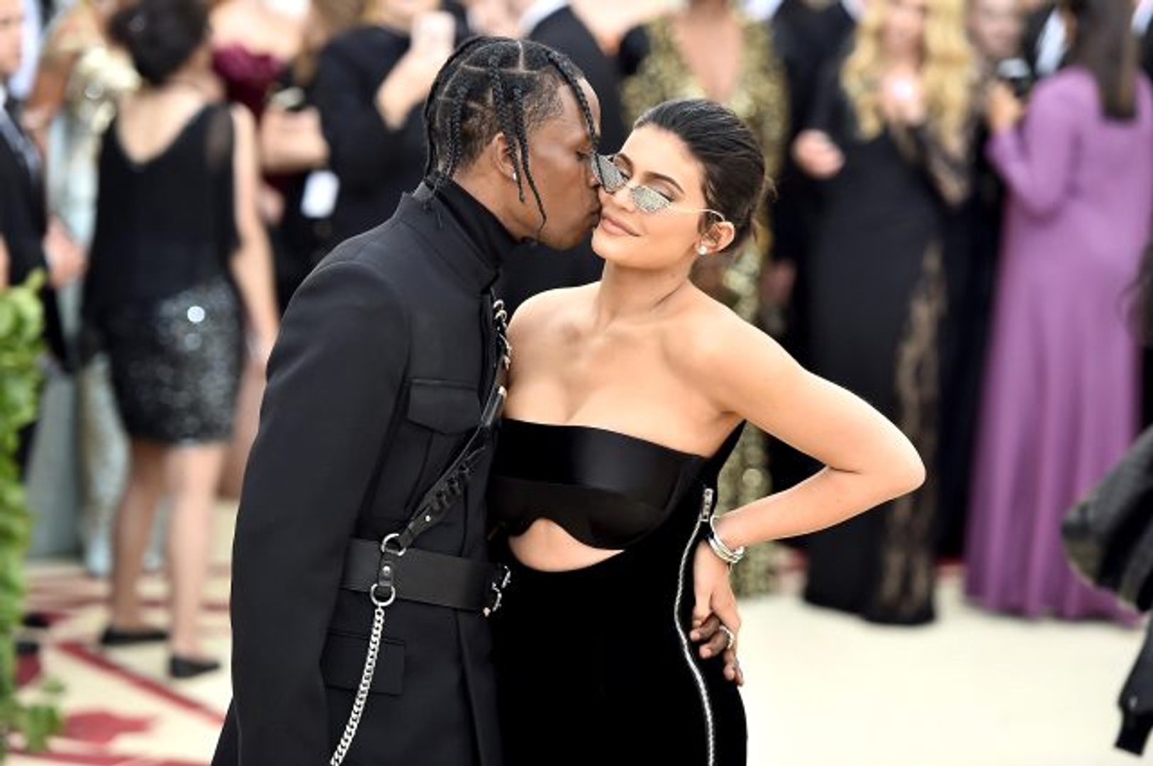 Rapçi Travis Scott, sevgilisi Kylie Jenner'a 2,8 milyon TL değerinde kolye hediye etti