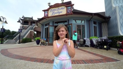 Sophia Isabella na Disney Fazendo Penteados das Princesas da Disney