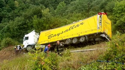 YALOVA TIR uçurumdan yuvarlandı, sürücüyü ekipler kurtardı