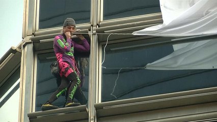 Hong Kong: "Spiderman pacifista" scala un palazzo di 62 piani
