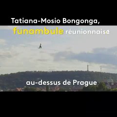 Une funambule française traverse une rivière à Prague sur une corde tendue dans les airs à 35m de hauteur