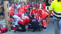 Momento de la atención al herido muy grave en el encierro de Tafalla