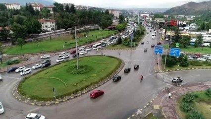 Bayram tatilini uzatanlar trafiği kilitledi... Karabük'te trafik yoğunluğu havadan görüntülendi
