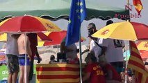 La playa de Montgat acoge con _alegria_ las sombrillas ante la _patrana del Proces_