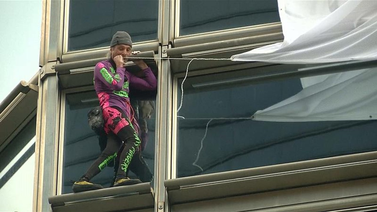 Hongkong: Spiderman klettert für den Frieden