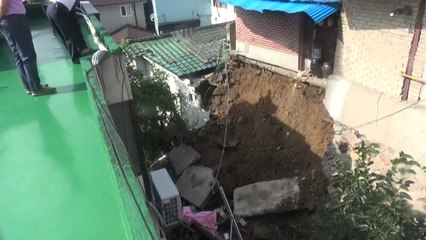 용산 다가구 주택 축대 붕괴...주민 3명 대피 / YTN