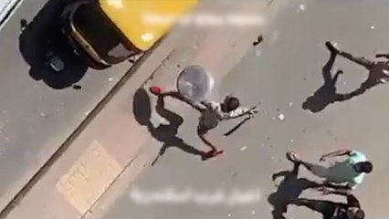 بسيف ودرع.. بلطجي يروع المواطنين ويحطم السيارات في الإسكندرية