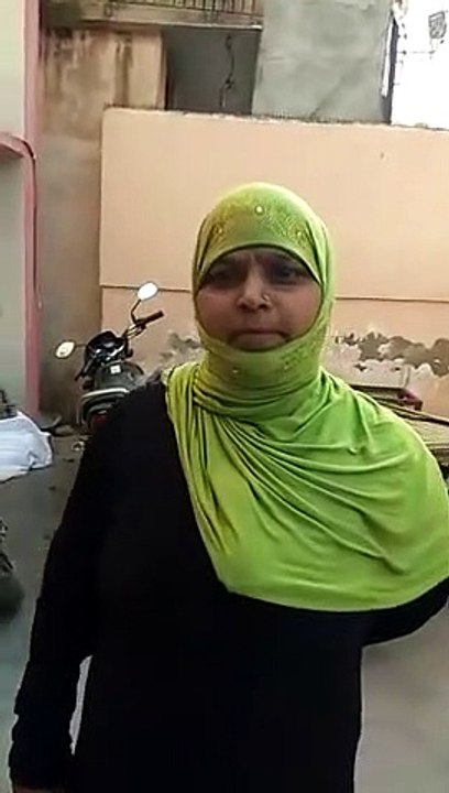 Tin talAk par mahila