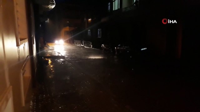 15 dakikalık yağış ve fırtına hayatı olumsuz etkiledi... Ağaçlar devrildi, yollar göle döndü