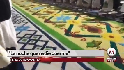 Artesanos tienden ocho kilometros de alfombras de aserrin en Huamantla