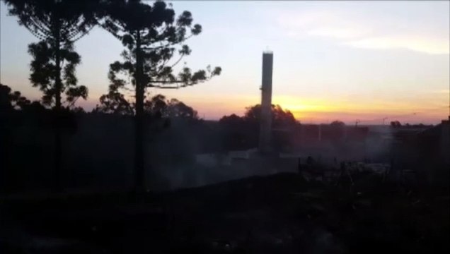 Corpo de Bombeiros combate incêndio no Parque dos Ipês