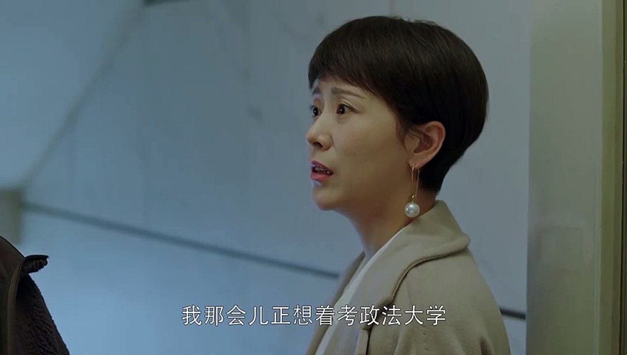 《小歡喜》精彩CUT  文潔和方圓在樓梯口親熱 磊兒撞見偷看
