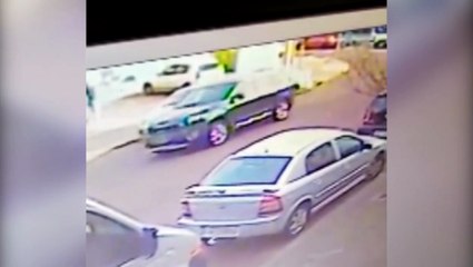 Dono de moto tenta encontrar motorista de Corolla que provocou incidente