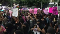 Miles de mujeres en México protestan por violación de policías a adolescente