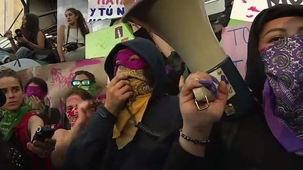 Miles de mujeres en México protestan por violación de policías a adolescente