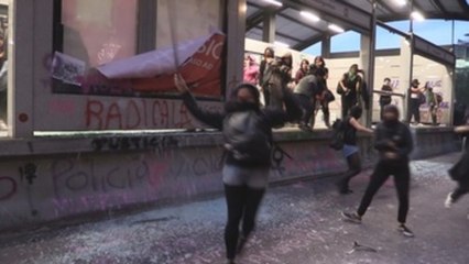 Mujeres que protestan por violaciones causan destrozos en Ciudad de México