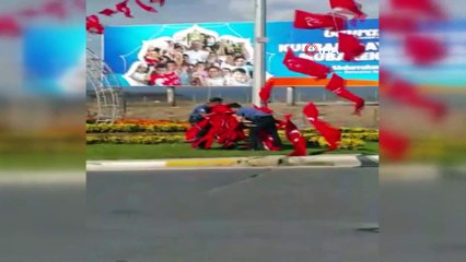 Polisler Türk bayrağını yerde bırakmadı