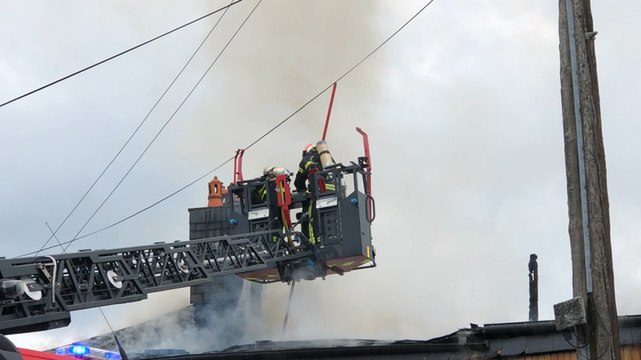 Une maison détruite par les flammes