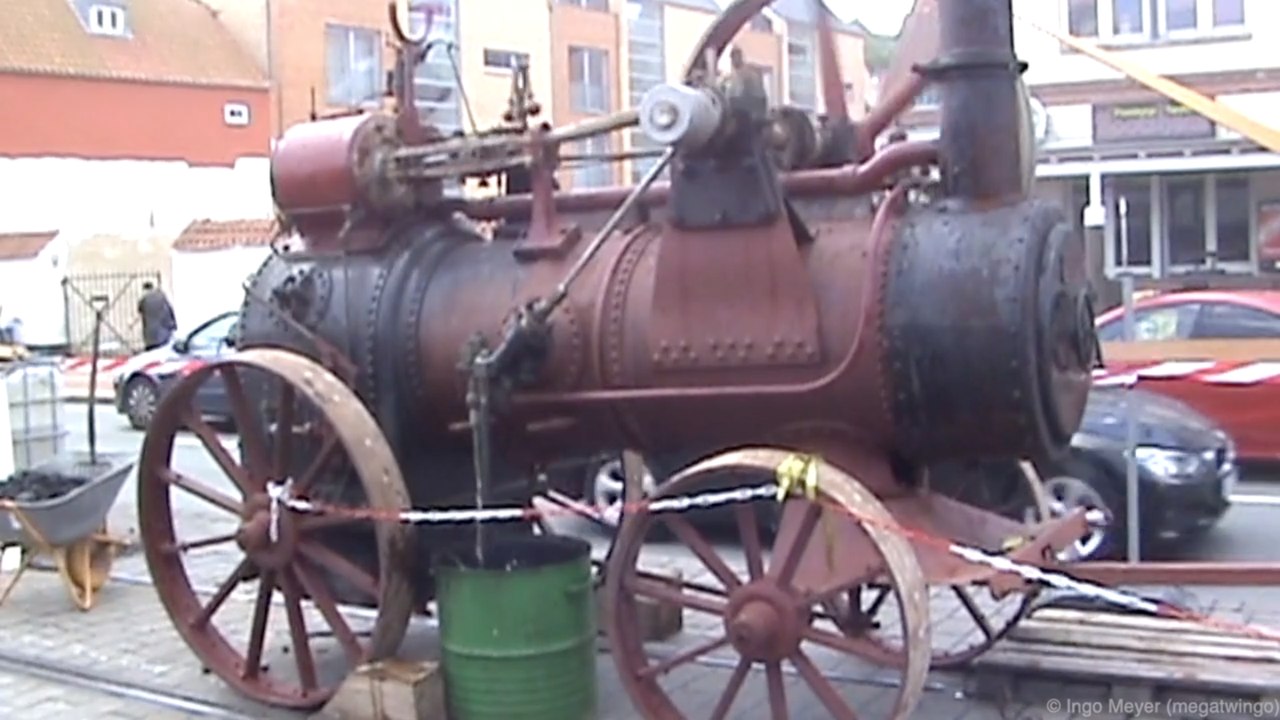 Dampfrundum Flensburg 2017 Marshall Standlokomobile und Dampfstraßenwalze treiben Steinbrecher und Torfbrikett-Pressmaschine an