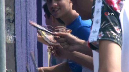 Roman çocuklar Venezuelalı sanatçı ile 'duvarları konuşturacak'