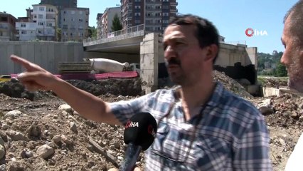 Mahalleyi 'Çin Seddi' gibi ayırdılar...Vatandaşlar evlerine gitmek için 1 kilometre yol yürümek zorunda kalıyor