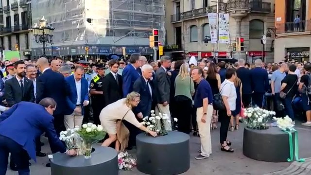Ofrenda floral de autoridades por los atentados de 2017