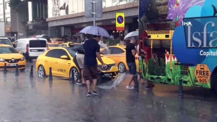İstanbul’da beklenen sağanak yağış başladı
