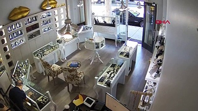 Eli balyozlu soyguncular kuyumcuyu soymaya çalıştı