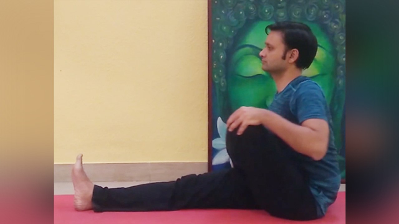 हिप ज्वाइंट को लचीला बनाएगा ये योगासन | Yoga for Hip joint Stiffness | Boldsky
