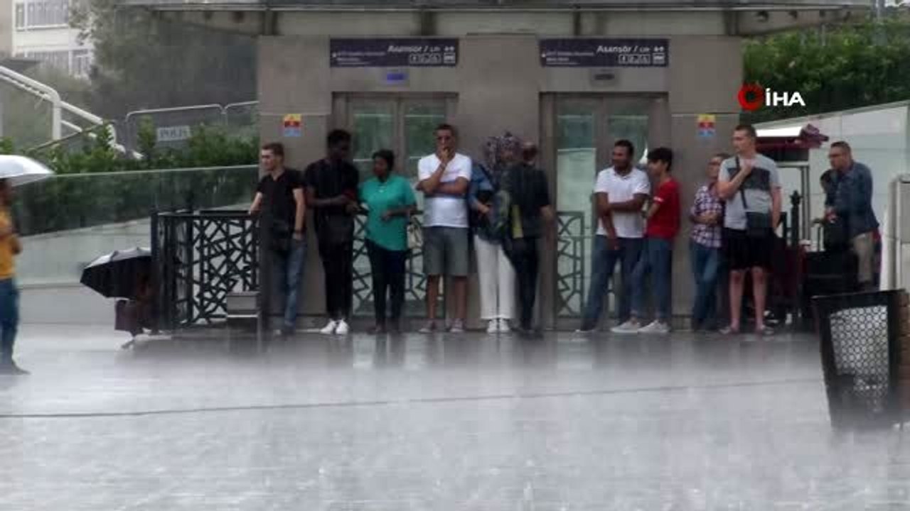 İstanbul'da beklenen sağanak yağış başladı