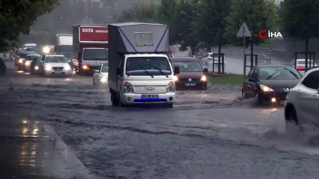 Bakırköy sahil yolu sular altında kaldı, araçlar ilerlemekte güçlük çekti
