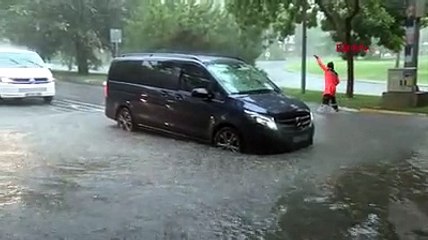 İstanbul'da yağmur: Ataköy'de alt geçiti su bastı