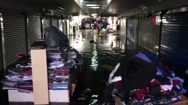 Eminönü Yeraltı Çarşısı sular altında...Esnafın mallarını kurtarma çabası kamerada