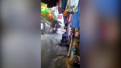 İstanbul'da yağmur; Eminönü'yü sel bastı!