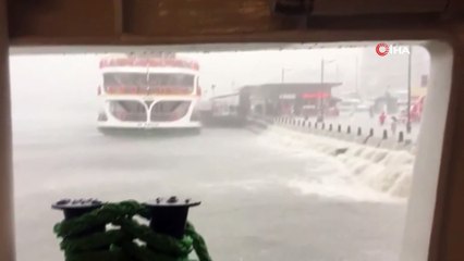 - İstanbul'da etkili olan şiddetli yağışın ardından tüm vapur seferleri iptal edildi.