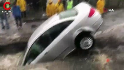İstanbul'da felaketin boyutu: Otomobili yol yuttu