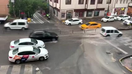 Kadıköy'de sağanak yağış sonrası yollar göle döndü