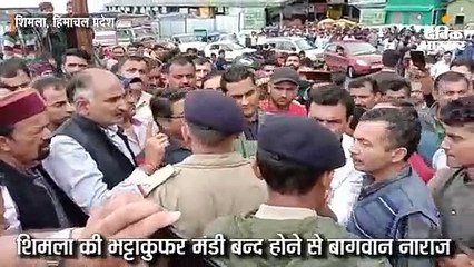 बागवानों ने जाम किया ढली-संजौली मार्ग; शिमला की भट्टाकुफर मंडी बन्द होने से थे नाराज