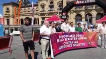 El Ayuntamiento de San Sebastián se concentra para rechazar las agresiones sexistas