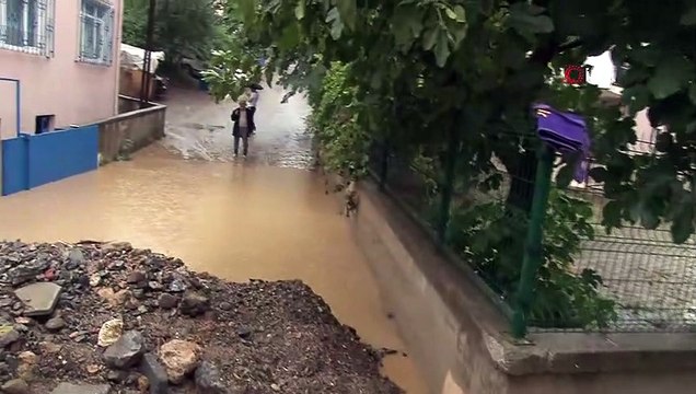 Üsküdar Bosna bulvarında yoğun yağış sonrası yol çöktü