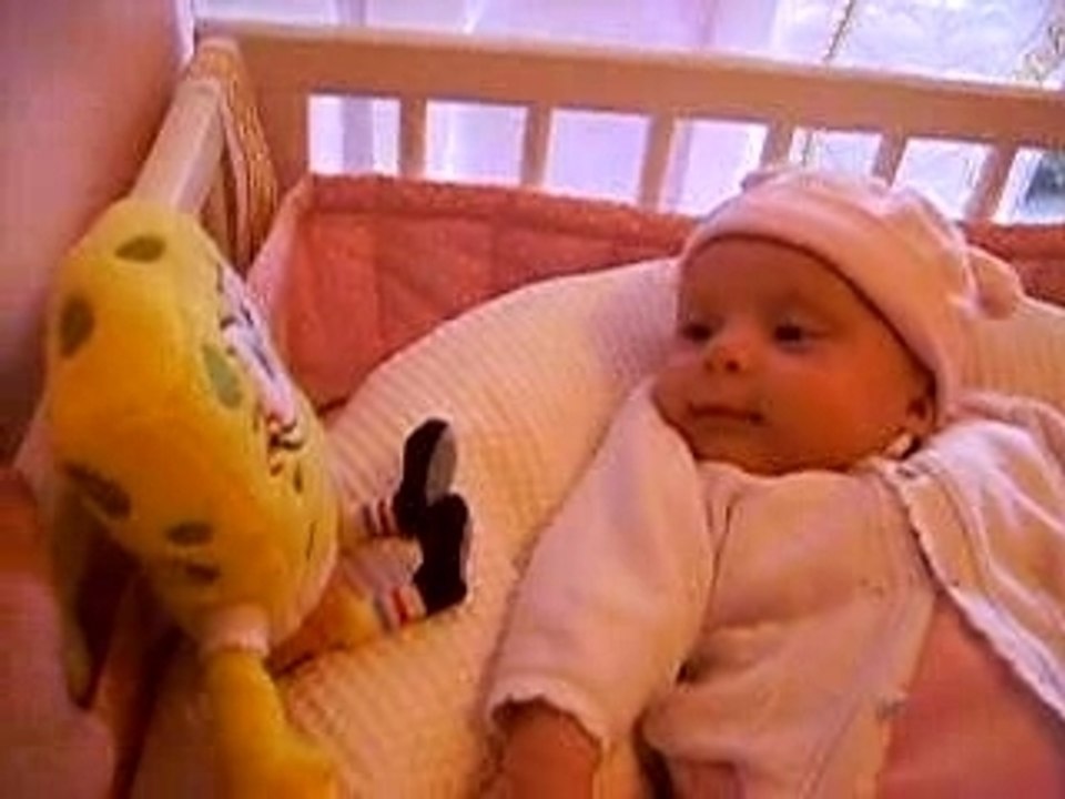 3e mois - joue avec bob dans son lit